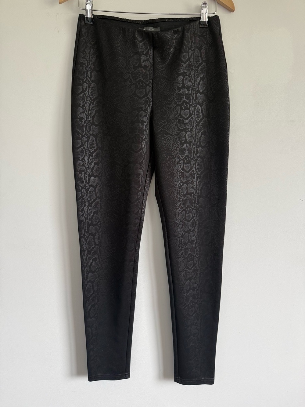 Suzy Shier Black Faux-Snakeskin Leggings with Subtle Sheen